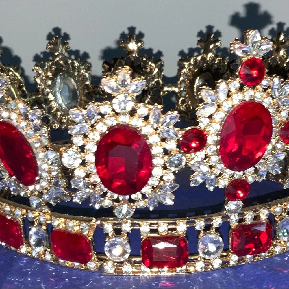 Red crown with gold tone. - Picture 11 of 12